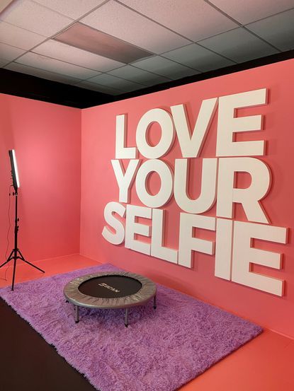 Selfie Design Ideas, Studio Booth Design, Event Selfie Wall, Photobooth Activation, Photobooth Ideas Events, Selfie Studio Ideas, Salon Selfie Wall, Selfie Zone Decoration, Instagrammable Walls Interior