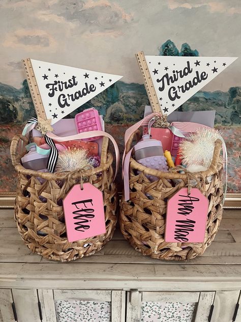 back to school baskets First Day Of School Basket, Back To School Basket, Back To School Gifts For Kids, First Day Of School Gift, First Day Back To School, Bouquets Ideas, Before School Starts, Halloween Movie Night, School Starts