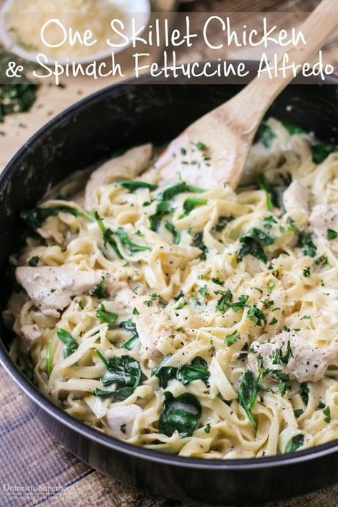 Chicken Spinach Fettuccine Alfredo, Chicken Alfredo Recipe With Spinach, Chicken Alfredo With Spinach, Chicken Alfredo Spinach, Spinach Fettuccine Alfredo, Fettuccine Alfredo Sauce Recipe, Fettucini Alfredo Chicken, Easy Chicken Fettuccine Alfredo, Chicken Fettucine