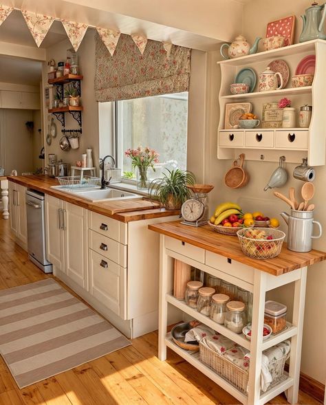 Bright And Colorful Kitchen, Small Bright Kitchen, Bright Kitchen Colors, Small Country Homes, Bright Kitchen, Home Design Diy, Cute Diy Room Decor, Bright Kitchens, Flower Diy