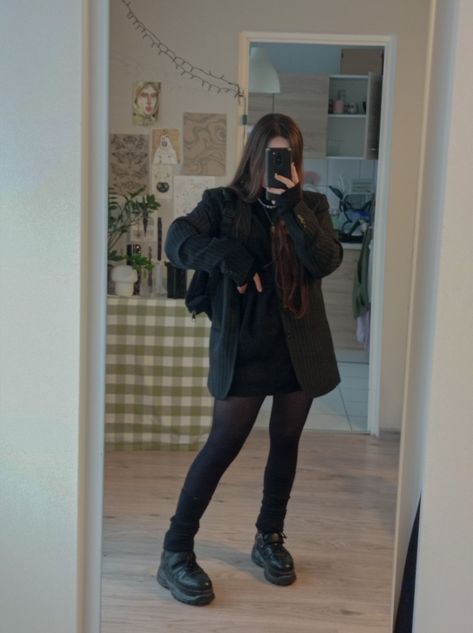 mirror selfie ootd black outfit leg warmers chunky shoes Leg Warmers Black Outfit, Chunky Legs Outfits, Black Legwarmers Outfit, Black Leg Warmers Outfit, Leg Warmers Chunky, Outfit Leg Warmers, Warmers Outfit, Leg Warmers Outfit, Black Leg Warmers