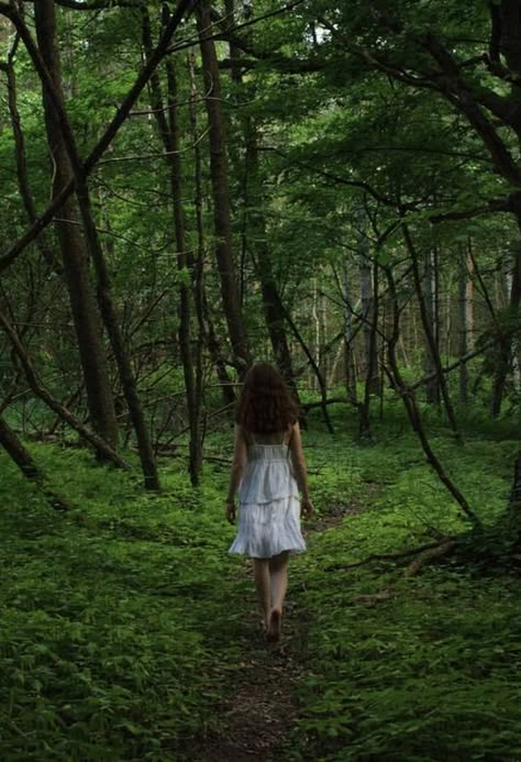 Dryads Aesthetic, Fairy Photoshoot, Fantasy Magic, Grad Photos, Forest Photography, Poses References, Nature Girl, Nature Aesthetic, Photography Inspo