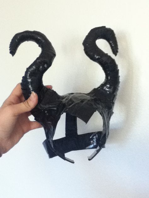 Maleficent horns are finished!! --wire form, paper mâché, then duck tape ridges, attached onto a headband with hot glue and used duck tape straps in back for security Maleficent And Diaval Costume, Maleficent Headpiece Diy, Disfrases Aesthetic, Heidi Klum Halloween Costume, Maleficent Halloween Costume, Maleficent Makeup, Maleficent Halloween, Maleficent Horns, Queen Of Halloween