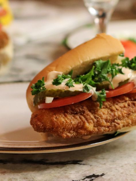 Fried Catfish Sandwich, Catfish Po'boy Sandwich, Cajun Remoulade Sauce, Boat Picnic, Chopped Cheese Sandwich, Cajun Remoulade, Fish Sandwich Recipes, Po Boy Sandwich, Fish Meals