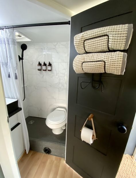 Small Camper Bathroom, Camper Bathroom Remodel, Rv Interior Design, Camper Bathroom, Glamper Camper, Small Camper, Camper Interior Design, Rv Dreams, Rv Bathroom