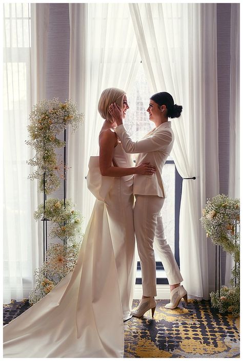 Lesbian Wedding Photography, Wlw Wedding, Metallic Wedding, Lgbt Wedding, Boda Mexicana, Lgbtq Wedding, Backless Wedding, Lesbian Wedding, Gay Wedding