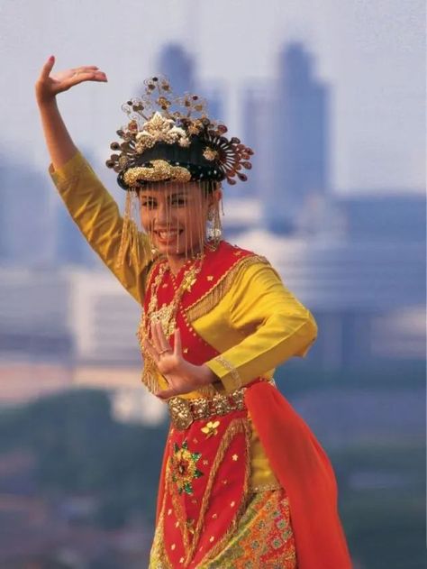 Tari Cokek – Betawi menjadi suku di daerah Jakarta yang kebudayaan cukup beragam. Kebudayaan yang ada di suku Betawi sendiri pada dasarnya merupakan kebudayaan yang berasal dari campuran budaya lain. Tari Cokek menjadi satu diantara budaya Betawi yang tentunya cukup terkenal. Tarian ini sendiri membawa bentuk budaya yang unik dengan gerakan, filosofi, properti ataupun bahkan busananya. Pola Lantai, Traditional Attires, Dance Photography, Skirt Design, Jakarta, Indonesia, Skirt, Photography, Quick Saves