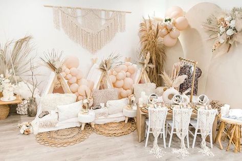 I'm absolutely stunned by this Chic Boho Spa Resort Birthday Party by Chelsey Flint of Chelsey Flint Events, out of Oklahoma City! Featuring beautiful macrame, savory sweets and more, this lovely event will have you relaxed for sure! So put up your feet and start to scroll because these details are on a roll: Stunning Suspended Cake Beautiful Boho Spa Tents Gorgeous Boho Guest Table Guest Chairs adorned with Flowing Macrame Chic Pedicure Station The post Chic Boho Spa Resort Birthday Party appea Boho Slumber Party, Spa Tents, Resort Birthday Party, Tulum Spa, Spa Birthday Decorations, Boho Sleepover, Chic Pedicure, Boho Spa, Boho Teepee