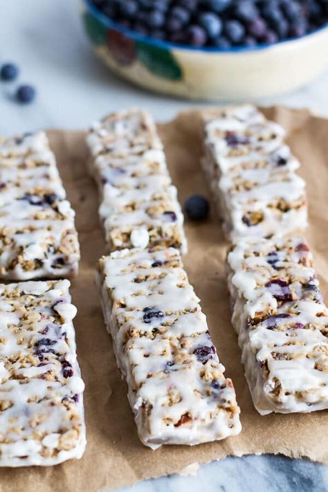 Blueberry Vanilla Greek Yogurt Granola Bars. Yogurt Granola Bars, Blueberry Granola Bars, Greek Yogurt Granola, Granola Bar Recipe Healthy, Blueberry Granola, Menu Sarapan Sehat, Yogurt Granola, Healthy Granola Bars, Granola Recipe Bars