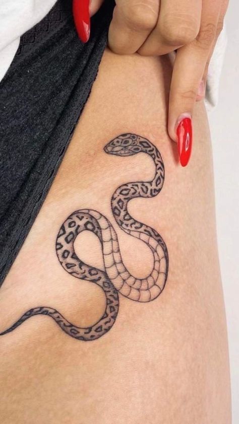 Ribcage Snake Tattoo, Leopard Snake Tattoo, Womens Body Tattoo, Snake Hip Tattoo, Snake Tattoos For Women, Tattoo Cobra, Pelvic Tattoos, Underarm Tattoo, Hip Tattoos