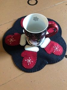 Candle Mats Patterns, Coffee Dye, Wool Candle Mats, Felt Candle Mats, Felt Tree Skirt, Off White Background, Red Mittens, Centerpiece Christmas, Wool Felt Projects