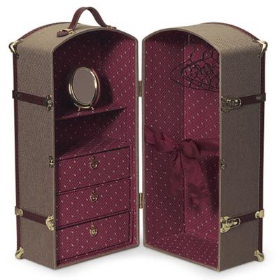 Samantha American Girl Furniture | Samantha's Trunk | American Girl Wiki | Fandom powered by Wikia American Girl Samantha, New American Girl Doll, Stand Up Mirror, American Girl Toys, Doll Storage, American Girl Doll Samantha, Vinyl Decoration, Doll Case, Travel Trunk