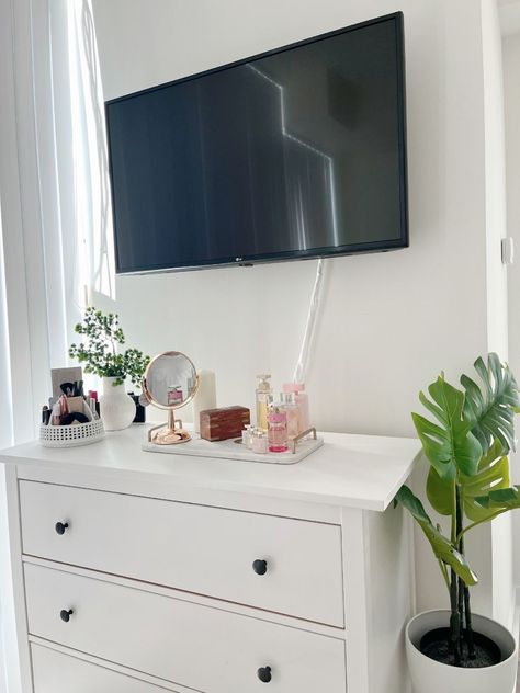 Dresser Decor Bedroom With Tv Aesthetic, Tv Set Up Bedroom Aesthetic, Bedroom With Tv Aesthetic, Drawer Aesthetic, Chest Drawer, Aesthetic Bedroom Ideas, College Apartment Decor, Pinterest Room Decor, Redecorate Bedroom