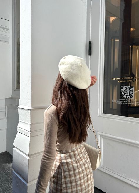 Knitted Beret Outfit, Brown Beret Outfit, Beret Cap Outfit, Outfit With Beret Hat, Outfits With Berets, White Beret Outfit, Berrets Outfits, Beret Aesthetic, Outfit With Beret