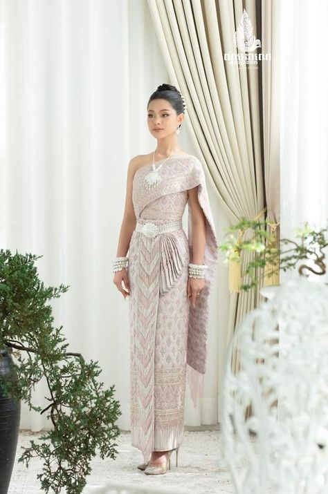 Traditional Thai Clothing, Thai Clothes, Cambodia Wedding, Thai Traditional Dress, Khmer Wedding, Wedding Costumes, Traditional Dress, Bridal Outfits, Traditional Dresses