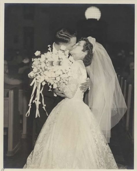 Disney Movie Aesthetic, Aesthetic Balloons, Old Wedding Photos, Black And White Wedding Photos, Old Fashioned Wedding, Carl And Ellie, Up Disney, 1940s Wedding, 50s Wedding