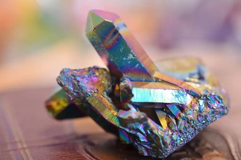 Rainbow Aura Quartz Meaning and Spiritual Properties Aura Quartz Meaning, Quartz Meaning, Spirit Magic, Crystal Seashells, Titanium Aura Quartz, Rainbow Aura Quartz, Rainbow Aura, Aura Crystals, Crystals Stones