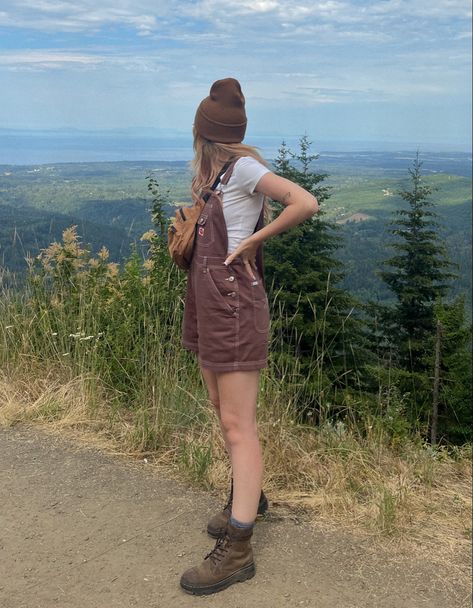 Overalls Camping Outfit, Overall Hiking Outfit, Overall Granola Outfit, Grabola Girl Fits, Granola Girl Overalls Outfit, Granola Overalls Outfit, Granola Outfits Spring, Granola Girl Dress, Granola Girl Outfits Summer