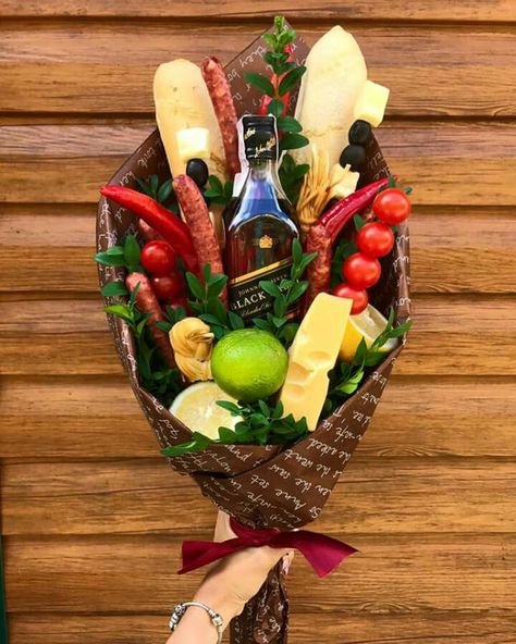 Whiskey Bouquet For Men, Bouquet For Men, Vegetable Bouquet, Man Bouquet, Food Bouquet, Dad Birthday Cakes, Baskets Gifts, Gift Box Design, Alcohol Gifts