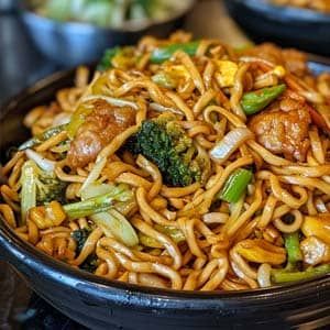 Lo Mein Recipe Vegetarian Lo Mein, Burger Sauces Recipe, Lo Mein Recipe, Chicken Lo Mein, Homemade Chinese Food, Lo Mein Recipes, Chinese Cooking Recipes, Fried Noodles, Lo Mein