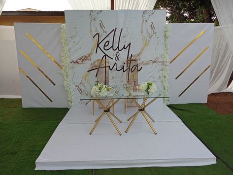 White And Gold Backdrop Ideas, White And Gold Photo Backdrop, Gold And White Backdrop, Wedding Table Centerpieces Elegant, Backdrop Inspiration, Coin Photo, Wedding Background Decoration, Wedding Entrance Decor, Office Party Decorations