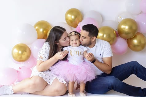 Family one year family inspiration 1 Year Birthday Family Photoshoot, Family Photoshoot Birthday, One Year Family Photos First Birthdays, Birthday Family Photoshoot Ideas, First Birthday Family Photos, 1st Birthday Photoshoot With Parents, One Year Baby Photoshoot, First Birthday Family Pictures, 1st Birthday Family Pictures