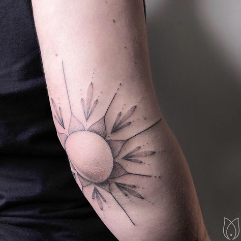 Elbow Sun Tattoo . Handpoke Hamburg by Kokosmaedchen Sunrise Elbow Tattoo, Sun Tattoo Around Elbow, Elbow Fine Line Tattoo, Sunburst Elbow Tattoo, Sun Moon Elbow Tattoo, Sun Around Elbow Tattoo, Circle Elbow Tattoo, Sun Tattoo On Elbow, Sun On Elbow Tattoo