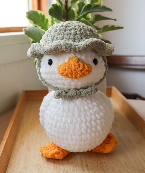 Cute Crochet Plush Ideas, Cute Plush Crochet, Duck Crochet Plushie, Crochet Duck Plush, Crochet Duck With Hat, Purple Crochet Plushies, Plush Yarn Crochet Ideas, How To Crochet A Duck, Chunky Crochet Ideas