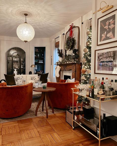 Anna Page on Instagram: “I was told yesterday that this bar cart space doesn’t get enough love so I wanted to give it a spot on the feed! 🙌🏼 We are prepping for…” Anna Page Home, Nyc Apartment Christmas Decor, Anna Page Apartment, Apartment Inspo Aesthetic Living Room, Small Apartment Christmas Decor Ideas, Anna Page, Christmas Apartment, Frame House, Christmas Living Rooms