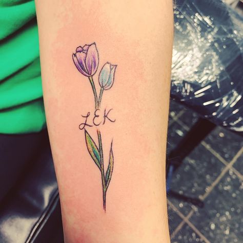 Tulip Tattoo With Words, Red Tulip Tattoo, Tattoo With Writing, Tattoo With Words, Parkinsons Awareness, Tulip Tattoo, Memorial Tattoo, Triangle Tattoo, Geometric Tattoo