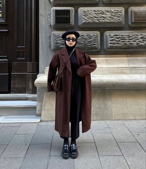 Brown Coat Outfit Hijab, Winter Color Combinations Outfit Ideas, Brown Long Coat Outfit, Brown Outfit Hijab, Russia Outfit, Hijabi Winter Outfits, Brown Coat Outfit, Islamic Modest Fashion, Modest Outfits Muslim