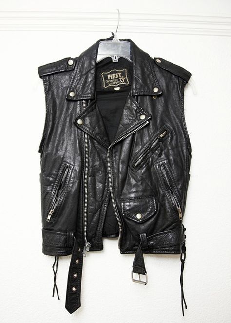 must have Leather Biker Vest, Black Leather Vest, Biker Vest, Biker Chic, Rocker Style, Biker Leather, Street Outfit, Leather Vest, Mode Inspo