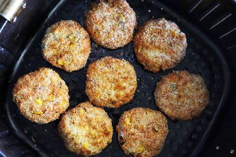 You won’t need to go near the stove to make these little salmon patties because we cook the potatoes in the microwave and the cakes in the air fryer. They turn out perfectly crunchy and make for an easy lunch or snack. Serve them with salad or pop onto a bun and make a tasty burger. Too easy! Salmon Fish Cakes, School Lunch Boxes, Fish Cakes Recipe, 10 Minute Meals, Air Fryer Salmon, Fish Cakes, Pies Maker, Dinner On A Budget, Salmon Patties