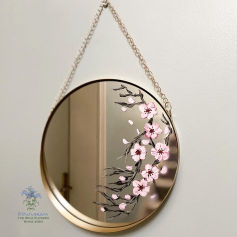 Paint On Mirror Aesthetic, Mirror Painting Ideas Aesthetic Flowers, Mirror Acrylic Painting, Small Mirror Painting, Painting On Mirror Ideas, Mirror Painting Ideas Easy, Painting On Mirrors Aesthetic, Cute Mirror Painting Ideas, Mirror Painting Ideas Art