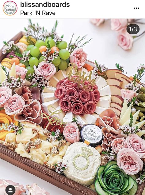 Charcuterie Board Meats, Charcuterie Appetizers, Party Food Buffet, Chicken Healthy, Charcuterie Inspiration, Charcuterie Platter, Charcuterie Cheese, Snack Board, Party Food Platters