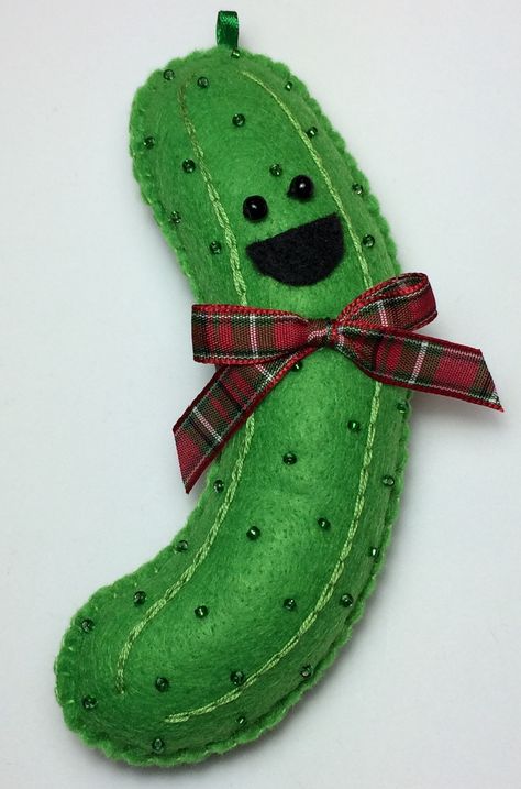 Felt Pickle Ornament, Funny Felt Ornaments, Felt Pickle, Christmas Pickle Ornament, Fleece Crafts, Pickle Ornament, Diy Felt Christmas Ornaments, Christmas Pickle, Felt Craft Projects