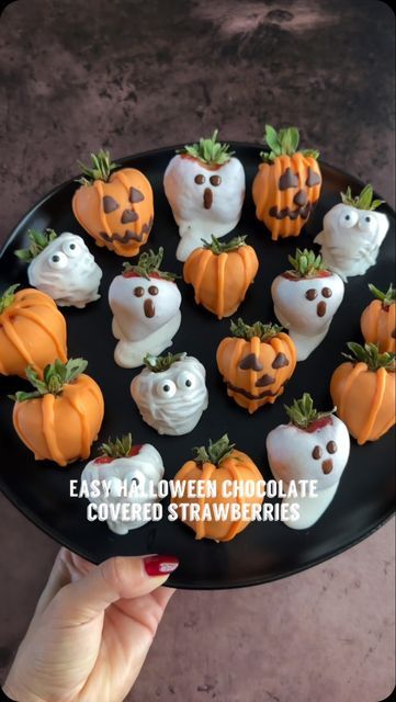 Melissa on Instagram: "Welcome to episode 5 of @melissas_healthykitchen spooky eats series. Today it’s Halloween chocolate covered strawberries 4 ways🎃👻🧡Which one is your favorite?   You can add the Halloween chocolate covered strawberries to festive boxes, for the perfect DIY treat boxes for friends, family, teachers, or parties.  Save for later and follow along for more spooky eats!  1. Pumpkins: see previous reel on how to make. And to some, add eyes, nose, and mouth with melted chocolate using a squeeze bottle or zip lock bag, with tip snipped. 2. Mummies: melt white chocolate with 1 tsp refined coconut oil, dip strawberries in white chocolate, and place on parchment paper. Refrigerate until chocolate is set. Add some melted chocolate to back of two candy eyes and place on strawberr Halloween Snacks Strawberries, Chocolate Dipped Pretzels Halloween, Chocolate Covered Strawberries Recipes, Halloween Flavours, Halloween Treat Diy, Jello Halloween Treats, Chocolate Strawberry Halloween, Ghost Chocolate Strawberries, Chocolate Strawberry Ghosts