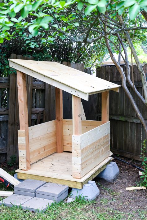 How to build an adorable backyard playhouse for your toddler or child. It's affordable, easy, and such a fun addition to your backyard! Toddler Outdoor Playhouse, Diy Outdoor Playhouse, Outside Playhouse, Backyard Fort, Toddler Outdoor, Diy Playhouse, Backyard Playhouse, Build A Playhouse, Playhouse Outdoor