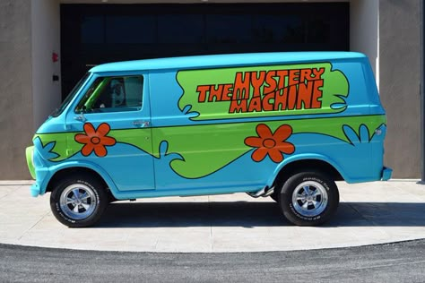 Scooby Doo Mystery Machine, Bedford Van, Mystery Machine Van, The Mystery Machine, Scooby Doo Pictures, Scooby Doo Mystery Incorporated, Blue Green Paints, Trucks Ford, Mystery Machine