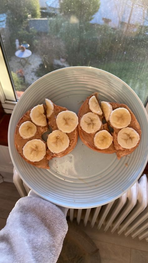 Peanut Butter Bagel, Banana And Peanut Butter, Recovery Food, Healthy Lunch Snacks, Dinner Today, Breakfast Bagel, Beat It, Eat The Rainbow, Homemade Snacks