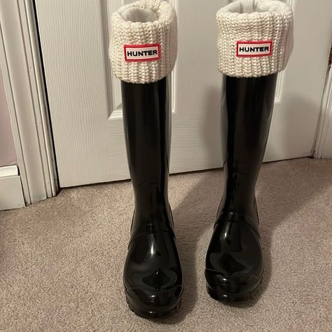 Hunter women’s original tall gloss rain boot with Hunter tall boot socks, size 6 Hunter Boot Socks, Hunter Boots Outfit Black Women, Tall Hunter Boots Outfit, Tall Rain Boots Outfit, Hunter Boots With Socks, Hunter Rain Boots Outfit, Rain Boot Outfit, Hunter Socks, Hunter Boots Outfit