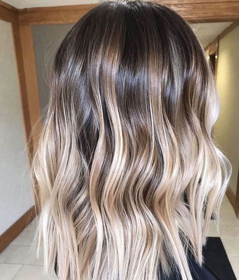 Blonde Hair With Roots, Ombre Hair Blonde, Balayage Hair Blonde, Blonde Hair Looks, Short Hair Balayage, Brown Blonde Hair, Hair Color Balayage, Hair Color Ideas, Blonde Balayage