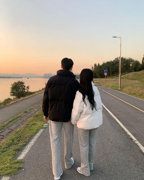 Couple Korean Photo, Korean Couple Pictures, Korean Couple Photos, Korean Couple Pic, Couple Korea, Goals Pictures, Ulzzang Couple, Korean Couple, Korean Aesthetic