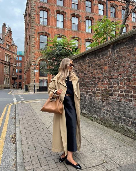 Tan Trench Coat Outfit, Lily Clark, Casual Trench Coat Outfit, Stylish Jeans Outfit, Rome Outfits, Camel Outfit, October Fashion, Trench Coat Outfit, Jumper Skirt