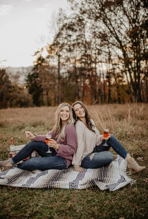 Best Friend Themed Photoshoot, Bestie Photoshoot Ideas Outside, Fun Best Friend Photoshoot, Best Friend Shoot Photography, Best Friends Photoshoot Ideas, Best Friend Pictures Photo Shoots, Bff Photoshoot Ideas, Best Friend Photo Shoot Ideas, Bestie Photoshoot Ideas