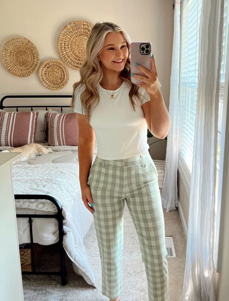 Business Casual Outfits Plaid Pants, Plaid Pants Outfit Spring, Tan Plaid Pants Outfit, Church Pants Outfit, Chirch Outfits, Plaid Pants Business Casual, Green Plaid Pants Outfit, Church Outfit Pants, Plaid Pants Outfit Work