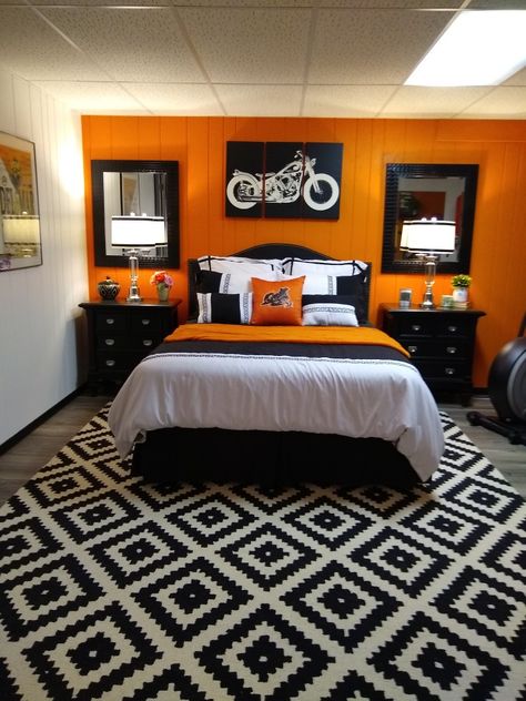 Harley Davidson Home Decor Diy, Harley Davidson Interior Design, Motorcycle Room Ideas, Harley Davidson Room Ideas, Harley Davidson Bedroom Ideas, Biker Bedroom, Motorcycle Bedroom, Motorcycle Room, Harley Davidson Bedding