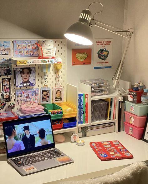 Desk Table Aesthetic, Kpop College Dorm, Nct Room Decor, Kpop Desk Ideas, Room Inspo Kpop, Aesthetic Study Room, Kpop Room Ideas, Aesthetic Desk Decor, Kpop Desk