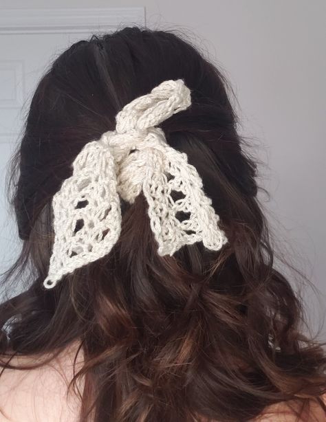 Tunisian Crochet pattern, but no tunisian hook required! Add a sweet, feminine touch to messy buns, keep your hair out of your eyes, and tie back loose curls with this pretty hair ribbon. This fast, stash busting pattern is great for familiarizing yourself with tunisian crochet, and there is no tunisian hook required! Crochet Hair Piece, Crochet Hair Ribbons Free Pattern, Crochet Ribbon Hair Tie, Lace Hair Ribbon, Crochet Hair Ribbon, Messy Crochet, Crochet Lace Ribbon, Crochet Hair Tie, Crochet Apparel