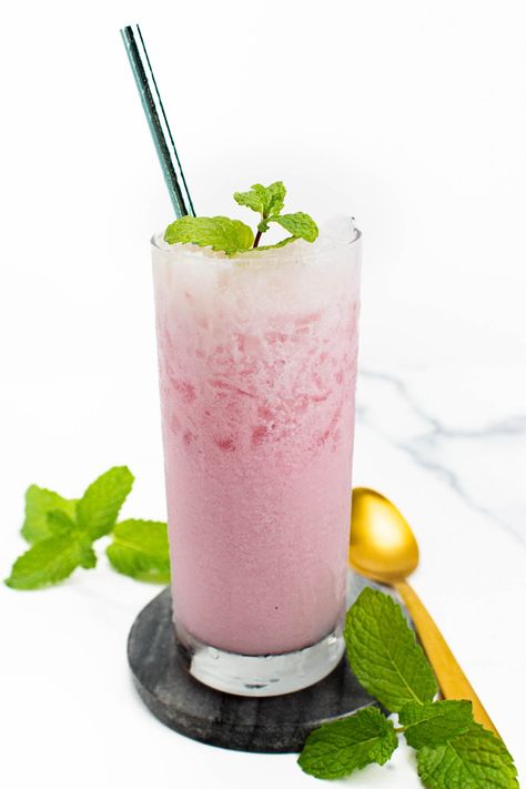 The creamy and bubbly French Soda is the best way to cool off this summer. Made with your favorite flavored syrups, carbonated water and cream, this Kids Milkshake, French Soda, Italian Cream Soda, Summer Drink Cocktails, Mocktail Drinks, Spring Drink, Soda Flavors, Italian Cream, Homemade Soda